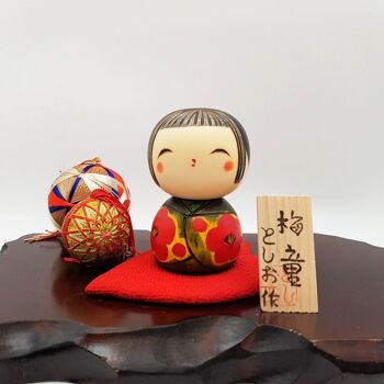 Poupée Kokeshi en bois Umewarabe motif fleuri 2