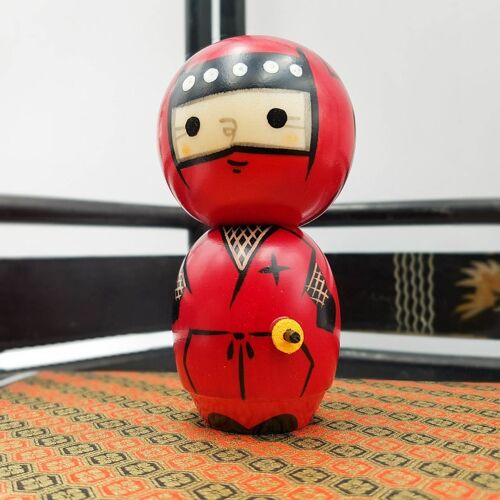 Poupée Ninja en bois peint rouge figurine Japon fait main artisanal