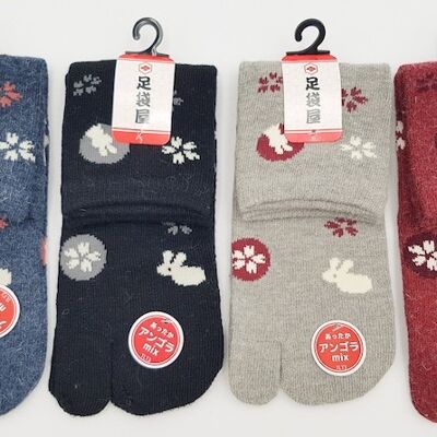 Japanische Tabi-Socken aus Angora und Baumwolle mit Usagi-Kaninchen- und Sakura-Blumenmuster. Hergestellt in Japan. Größe Fr 34 - 40