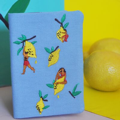 Embroidered passport cover Pressé.e to leave