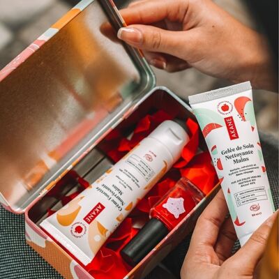 Nagellack, Handreinigungsgel und pflegende Handcreme – Box „Überlebensset für Samtpfoten“.