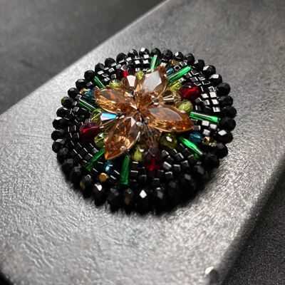 Broche, 9