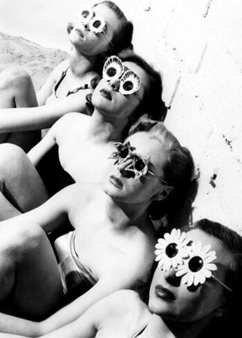 Carte de voeux vierge de femmes en maillot de bain et lunettes de soleil