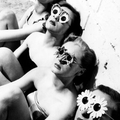 Frauen in Badeanzügen und Sonnenbrillen leere Grußkarte