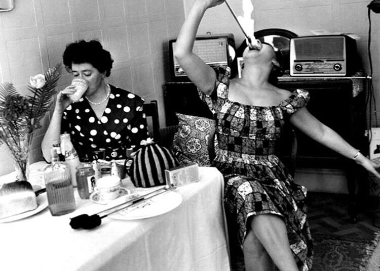 Cartolina d'auguri in bianco dei mangiatori di fuoco delle donne