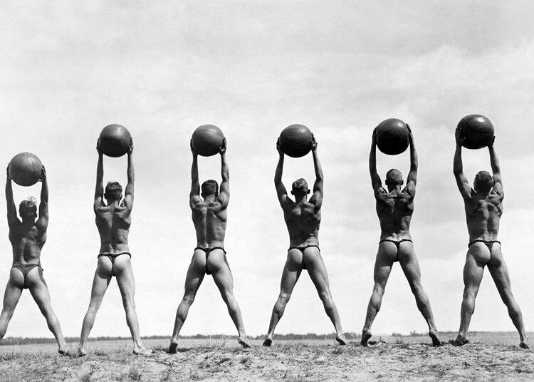 Uomini che indossano infradito biglietto di auguri vuoto