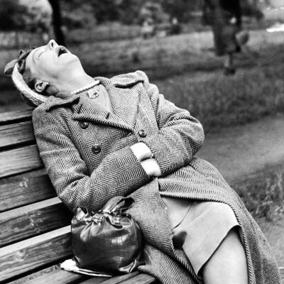 mujer, dormido, en, banco, tarjeta de felicitaciones en blanco