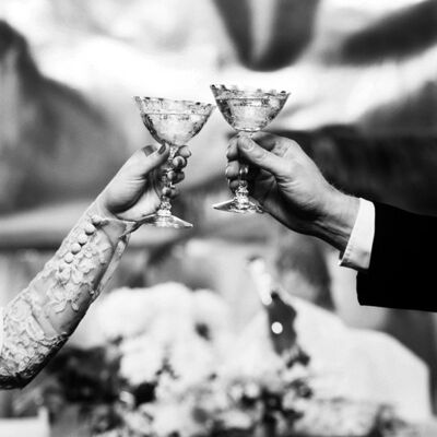 Boda de brindis con dos vasos de tarjeta de felicitación en blanco