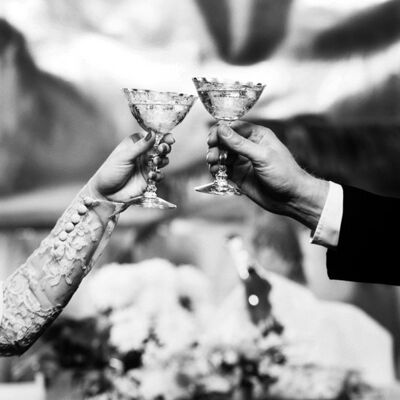 Toasten Hochzeit mit zwei Gläsern leere Grußkarte