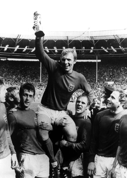 Bobby Moore che tiene la cartolina d'auguri in bianco della tazza vincente