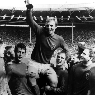 Bobby Moore che tiene la cartolina d'auguri in bianco della tazza vincente