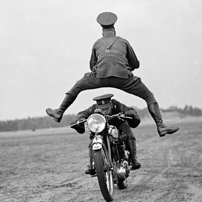 hombre saltando motocicleta tarjeta de felicitación en blanco