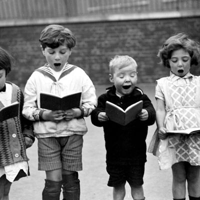 Kinder singen auf dem Schulhof leere Grußkarte