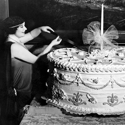 Couper une énorme carte de voeux vierge de gâteau d'anniversaire