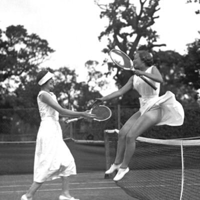 Tennisspieler, der über eine leere Grußkarte des Netzes springt