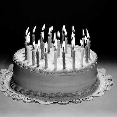 grande torta di compleanno con candele biglietto di auguri vuoto