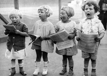 Enfants chantant une carte de voeux vierge