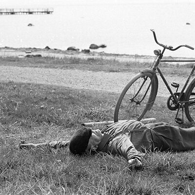 Homme dormant à côté de la carte de voeux vierge de vélo