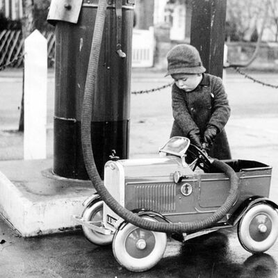 Bambina che riempie la cartolina d'auguri in bianco dell'automobile