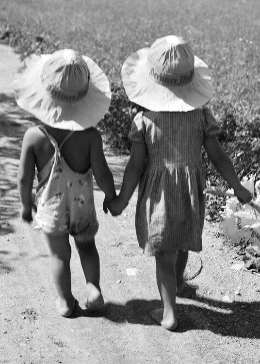 Niños cogidos de la mano tarjeta de saludos en blanco