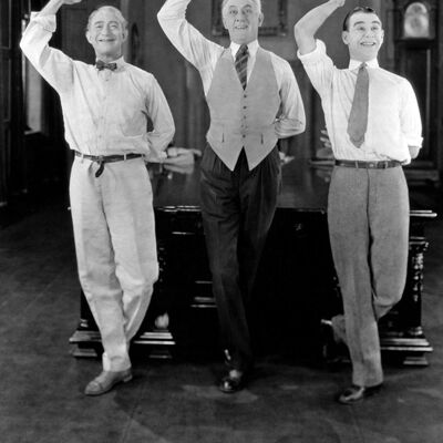 Tre uomini che ballano biglietto di auguri in bianco