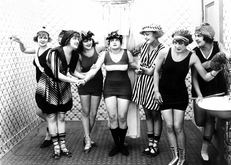 Donne nella cartolina d'auguri vuota della doccia fredda