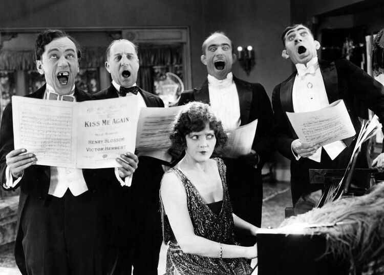 Quartetto che canta un biglietto di auguri vuoto