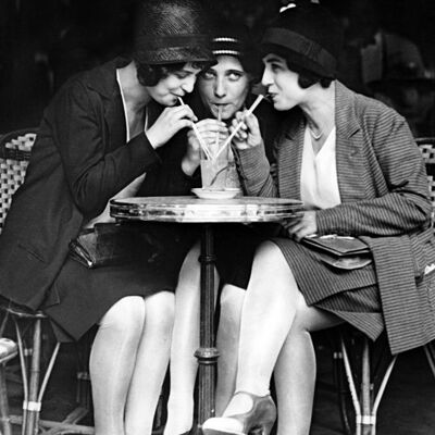 Tre donne che condividono la cartolina d'auguri in bianco della limonata
