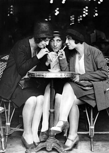 Trois femmes partageant une carte de voeux vierge de limonade