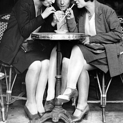 Trois femmes partageant une carte de voeux vierge de limonade
