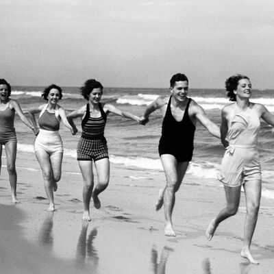 Tenersi per mano sul biglietto di auguri vuoto spiaggia