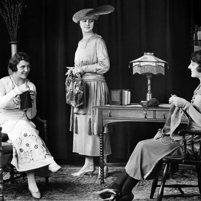 Mujeres tejiendo tarjetas de felicitación en blanco