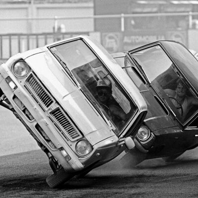 Coches de carreras que inclinan la tarjeta de saludos en blanco