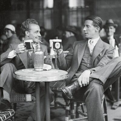 Cerveza en una tarjeta de saludos en blanco de café de París