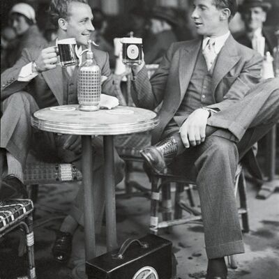 Bier in einer leeren Grußkarte des Pariser Cafés