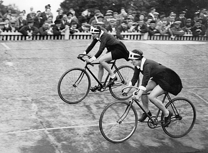 Le ragazze della casa da tè di Lione sulla cartolina d'auguri in bianco delle bici