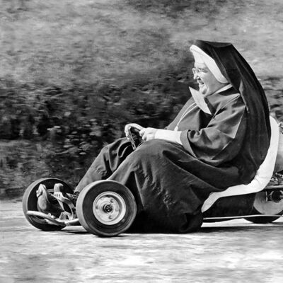 Nonne sur une carte de voeux vierge de karting