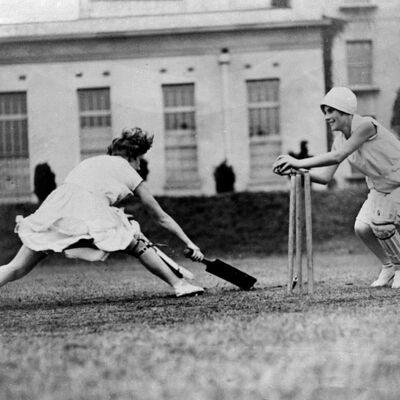 Mujeres jugando tarjeta de saludos en blanco de cricket