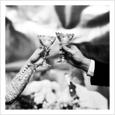 Tarjeta de felicitación en blanco cuadrada de dos copas de boda