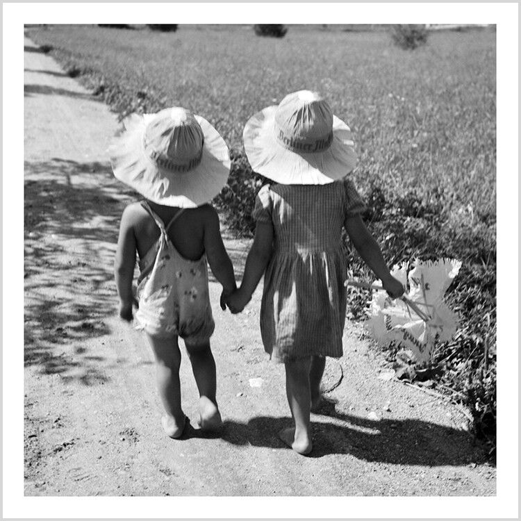 Tomados de la mano tarjeta de saludos en blanco cuadrado