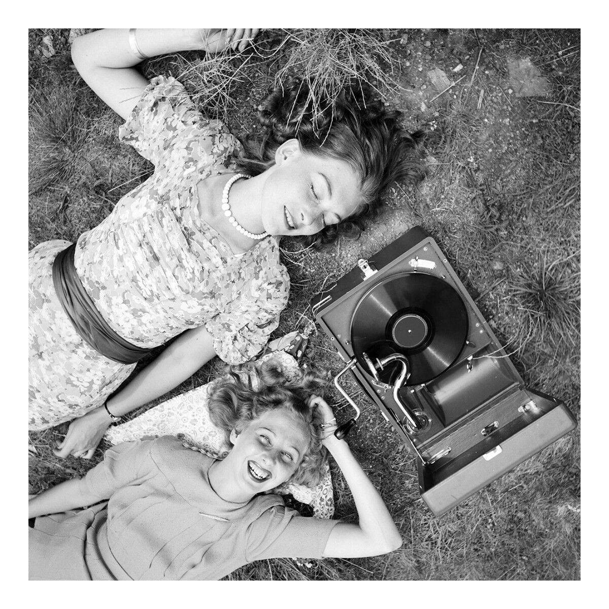 Zwei Frauen hören Musik quadratische leere Grußkarte