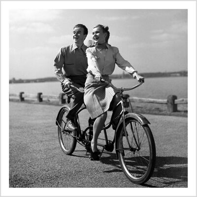 Tarjeta de felicitación en blanco cuadrado de pareja en bicicleta