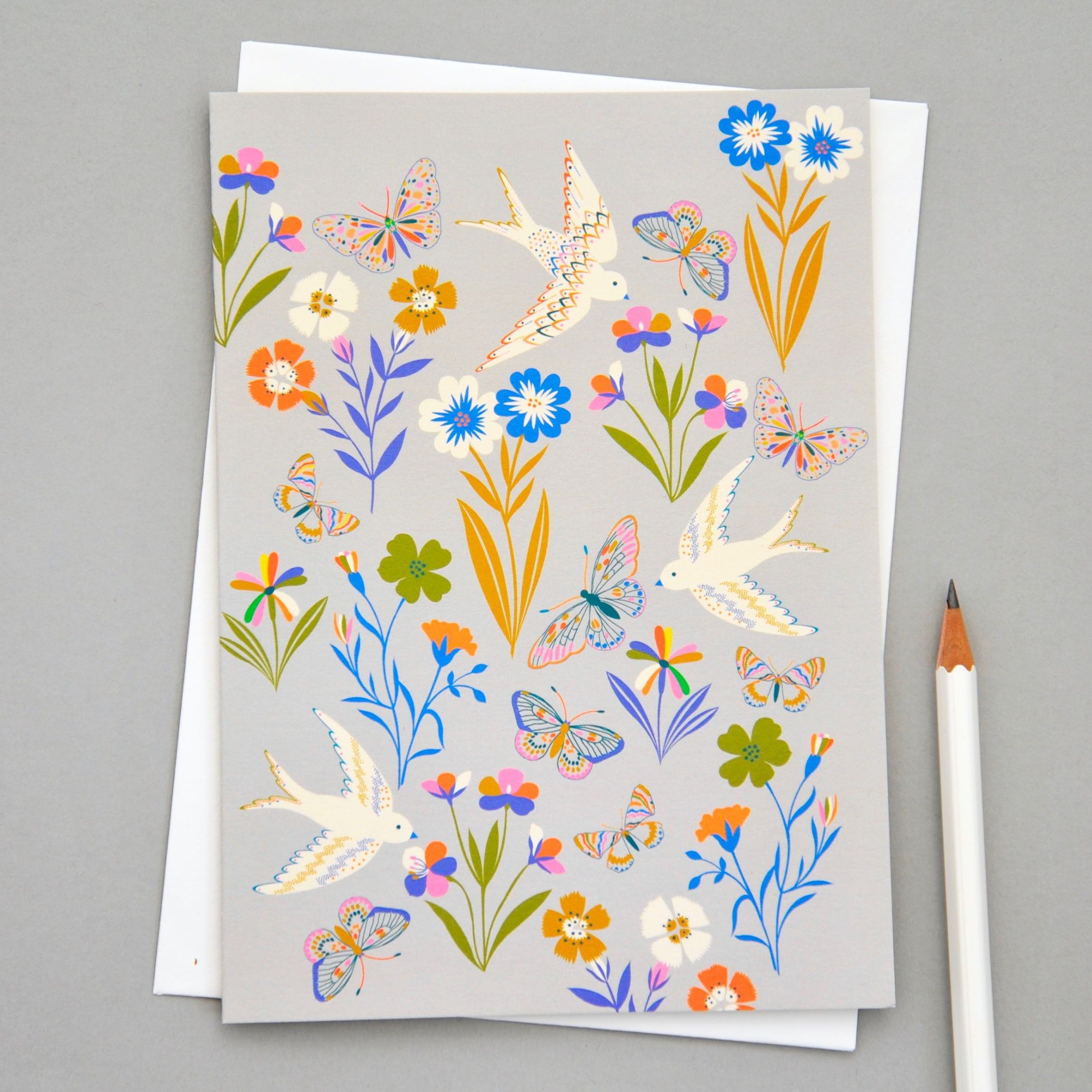 Biglietto di auguri con uccelli e farfalle