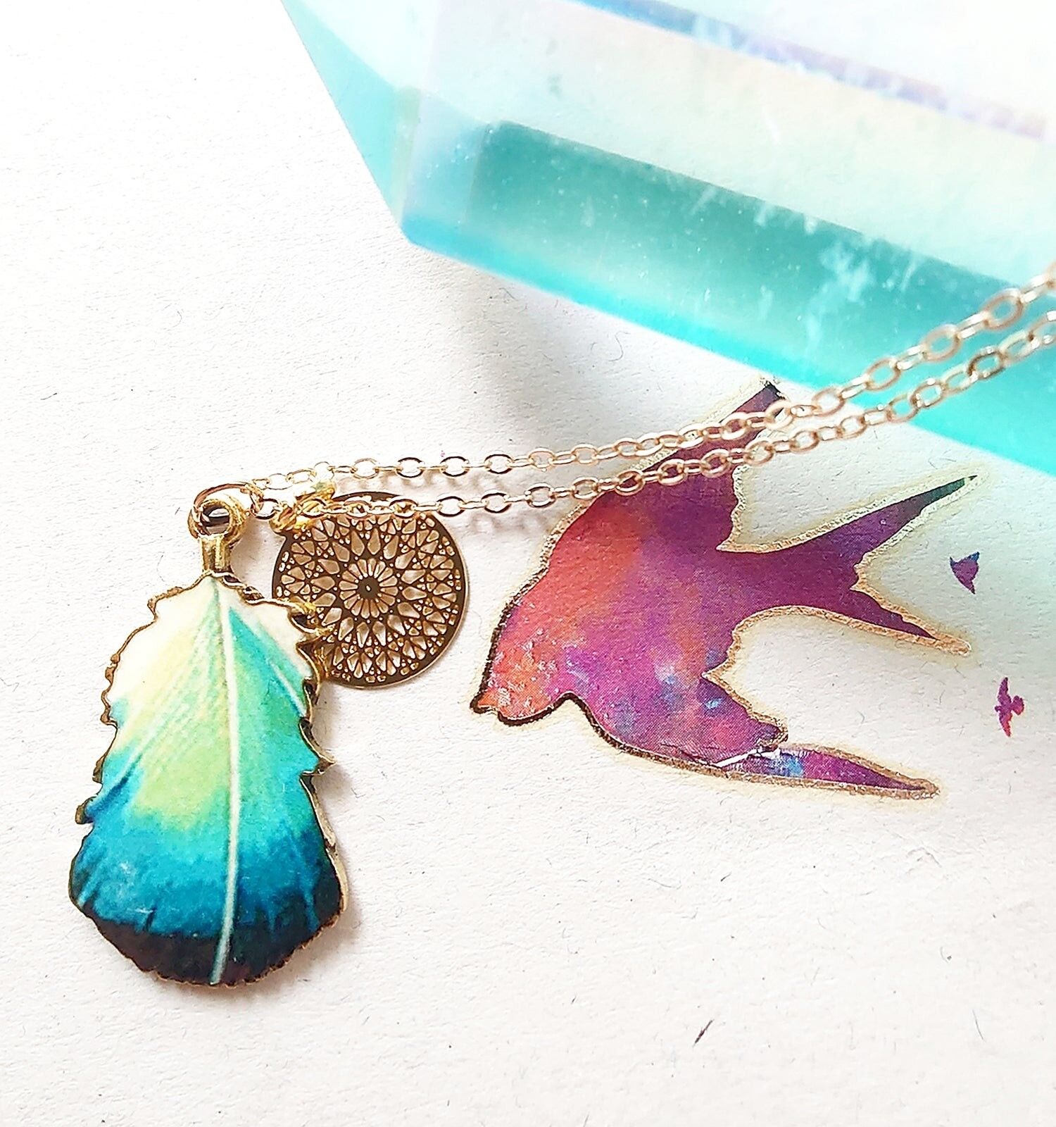 Federkette, Federanhänger, Federcharmkette, Emailleanhänger, Emaillefedern, Hippiekette, Bohokette, Federn, Charms, türkisgrüner Federcharm