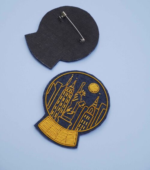 Broche New-York - broderie fait main cannetille, souvenir de NYC