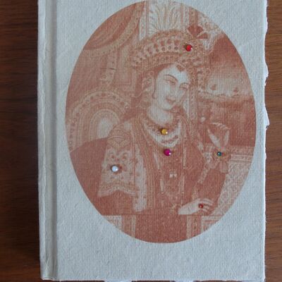 Interessante libricino in carta riciclata, stampato con una dea indiana