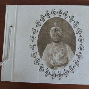 Album en papier recyclé avec photographie historique du Maharaja