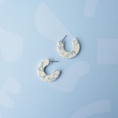 Marmaro Mini Hoops- aros de resina de acetato blanco y gris invierno