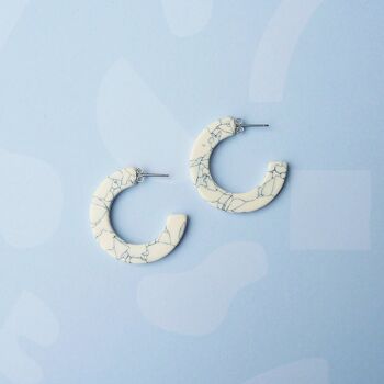 Boucles d’oreilles Marmaro Midi Hoop - cerceaux d’hiver en résine d’acétate de marbre blanc et gris 1