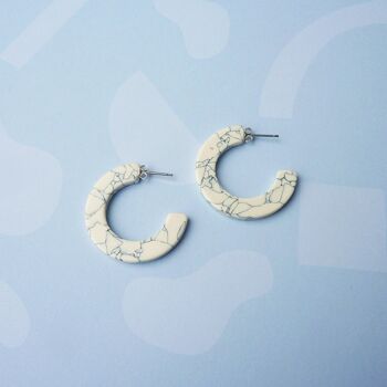 Boucles d’oreilles Marmaro Midi Hoop - cerceaux d’hiver en résine d’acétate de marbre blanc et gris 3